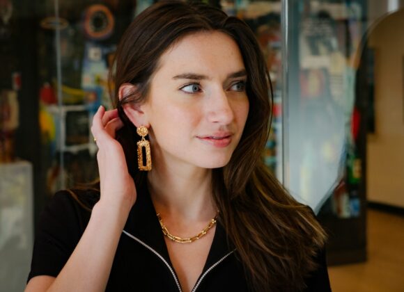 Szalone zabawy sylwestrowe: Pomysły na udaną imprezę dla każdej grupy wiekowej a woman with her hand on her head