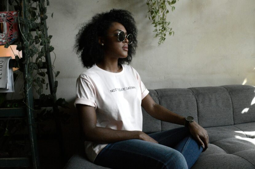 Jak wybrać idealne biuro rachunkowe dla swojej firmy? Kluczowe kryteria, usługi i porady dla przedsiębiorców woman sits on the sofa