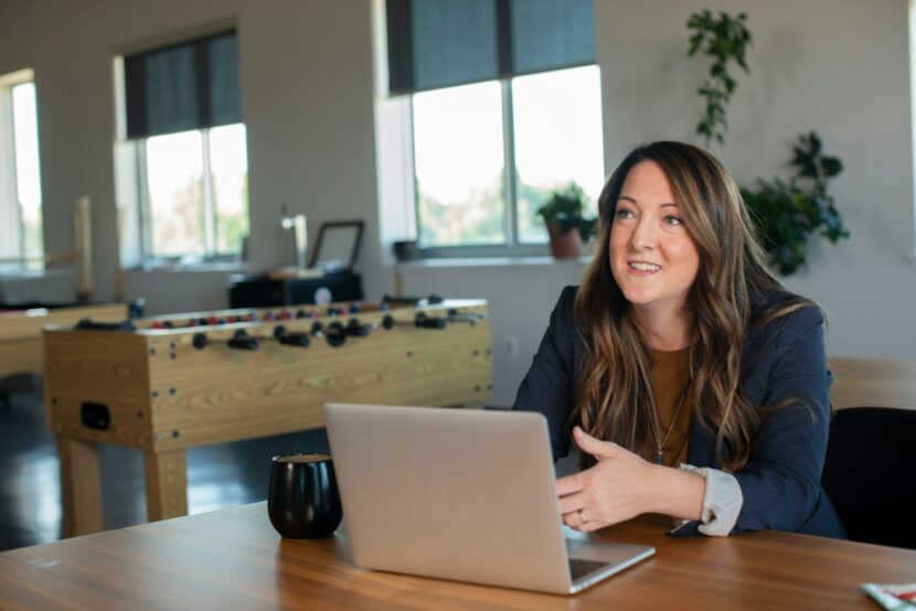 ISO 9001: Klucz do skutecznego zarządzania jakością i przewagi konkurencyjnej w Twojej firmie woman in brown cardigan using silver macbook